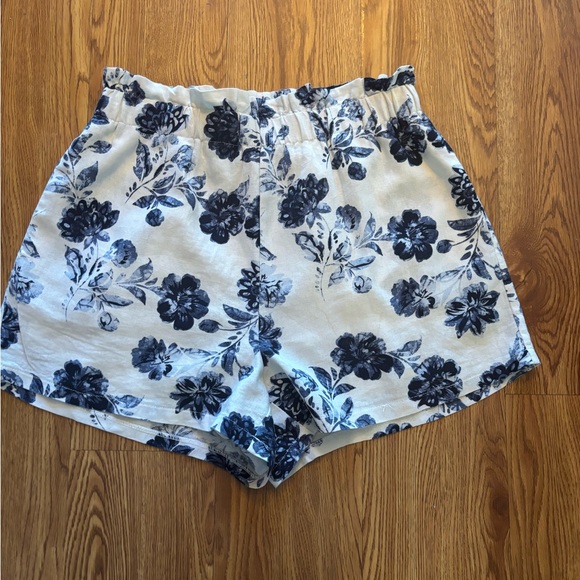 Lush blue&white floral shorts - Picture 6 of 9